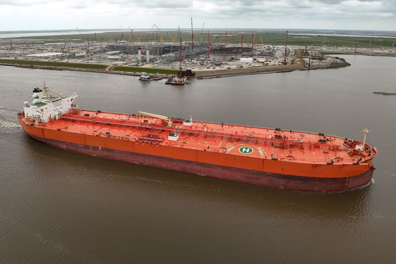 Deck cranes and accommodation block of a bulk carrier alongside